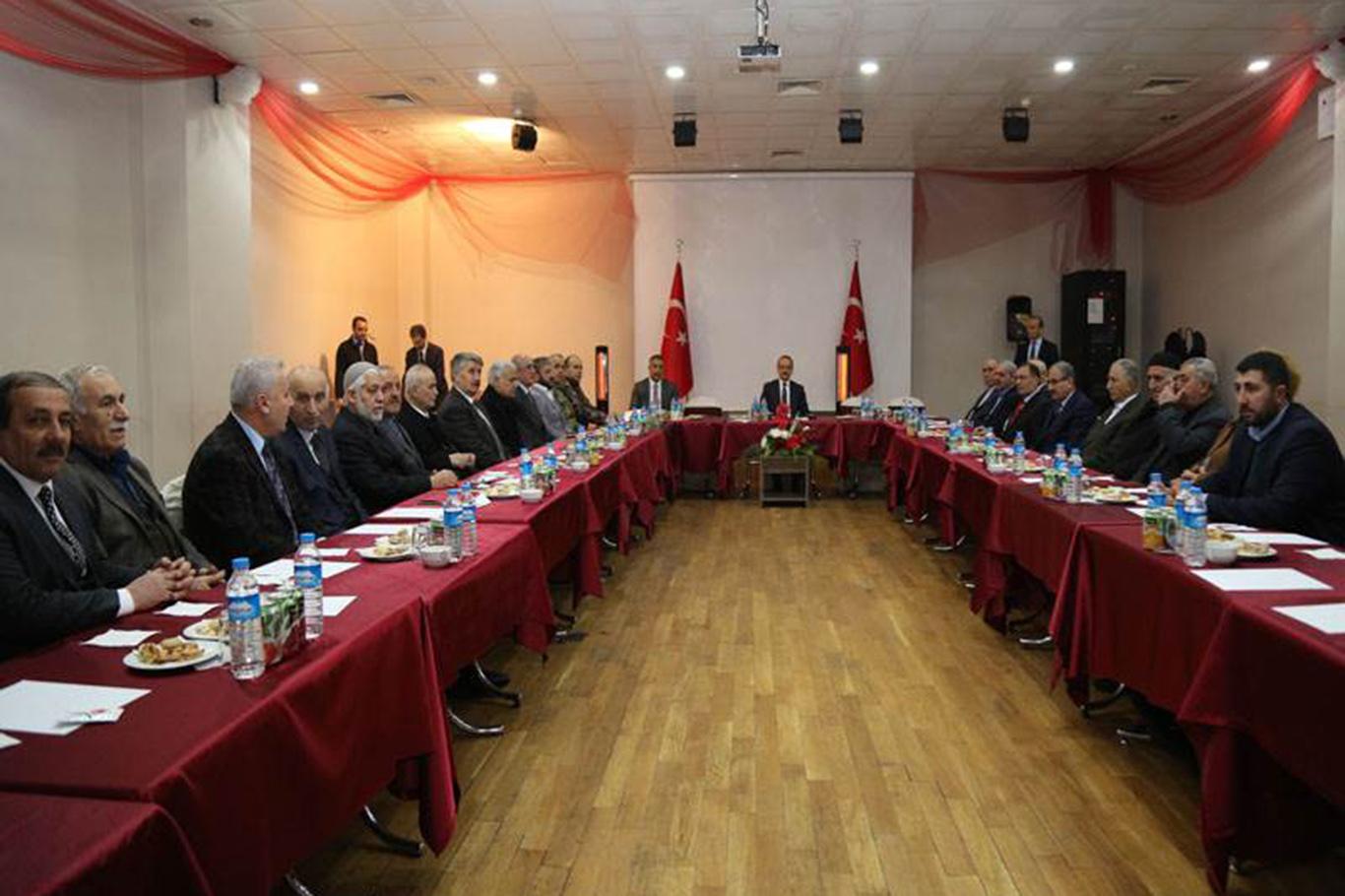 Muş Valisi aşiret liderleriyle bir araya geldi Muş Valisi aşiret liderleriyle bir araya geldi